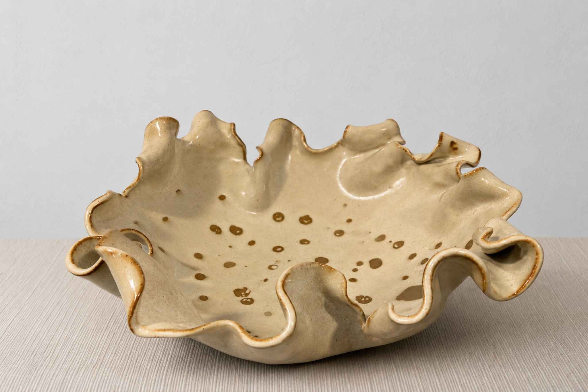 Elegant Bowl with Ruffle